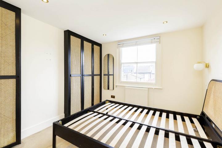 A beautiful 2 bedroom property set within a stunning period conversion  Hanley Road , Finsbury Park